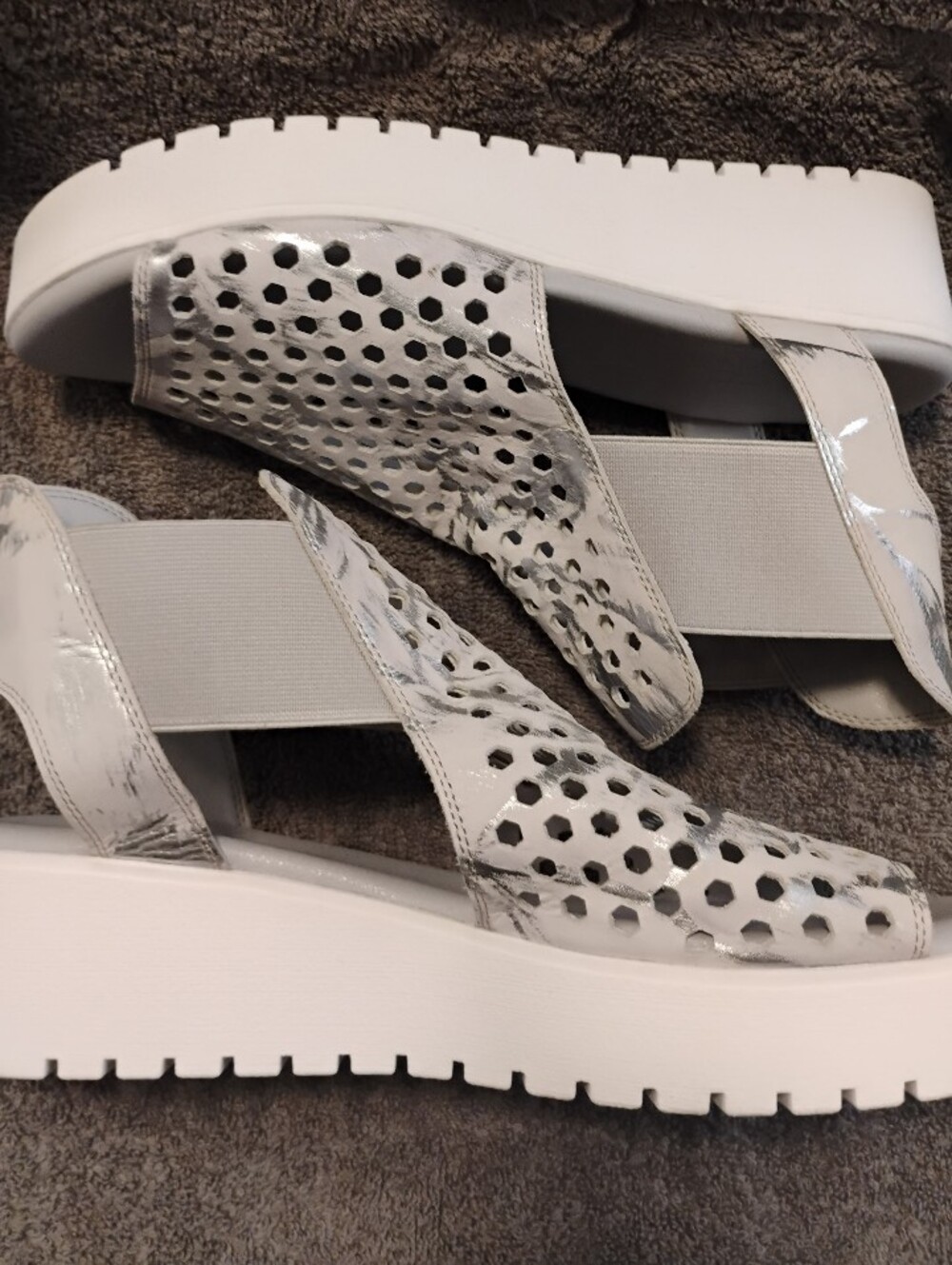 Silent D Women's ODEYA Cloudy Mix Silver/White Leather Sandal in US Sz. 10 NWOT